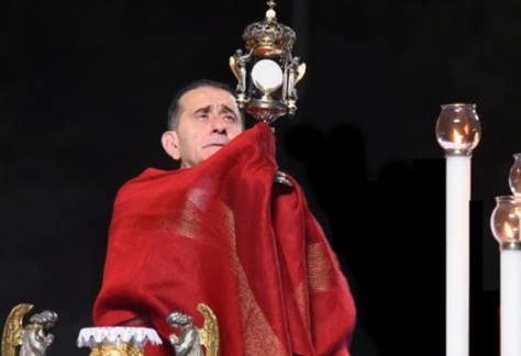 Il nostro arcivescovo Mons. Mario Delpini imparte la benedizione eucaristica